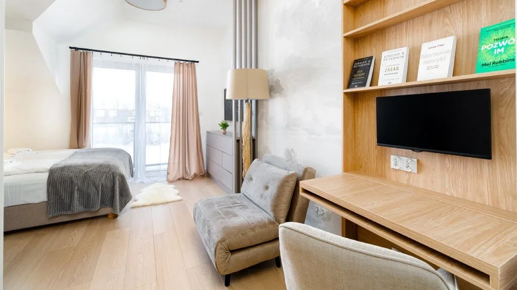 Okładka filmu przedstawiająca przytulny salon apartamentu
